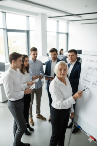 Alicja Majkowska Ekspertka AM BIZNES prowadzi spotkanie z zespołem, omawiając różnicę między intencjami a realnym planem działania w firmie